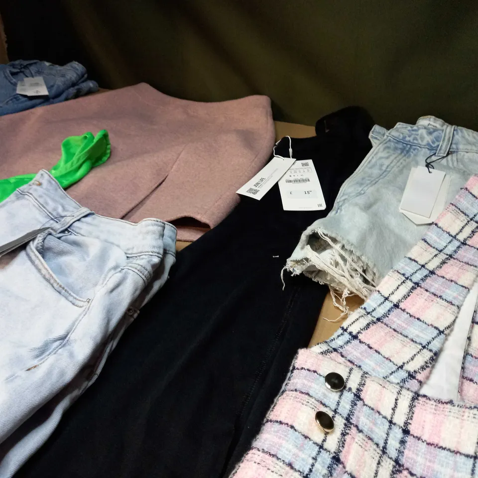 LOT OF APPROX 25 ASSORTED CLOTHING ITEMS VARYING IN SIZE/COLOUR/STYLE TO INCLUDE: TROUSERS, TOPS, DRESSES