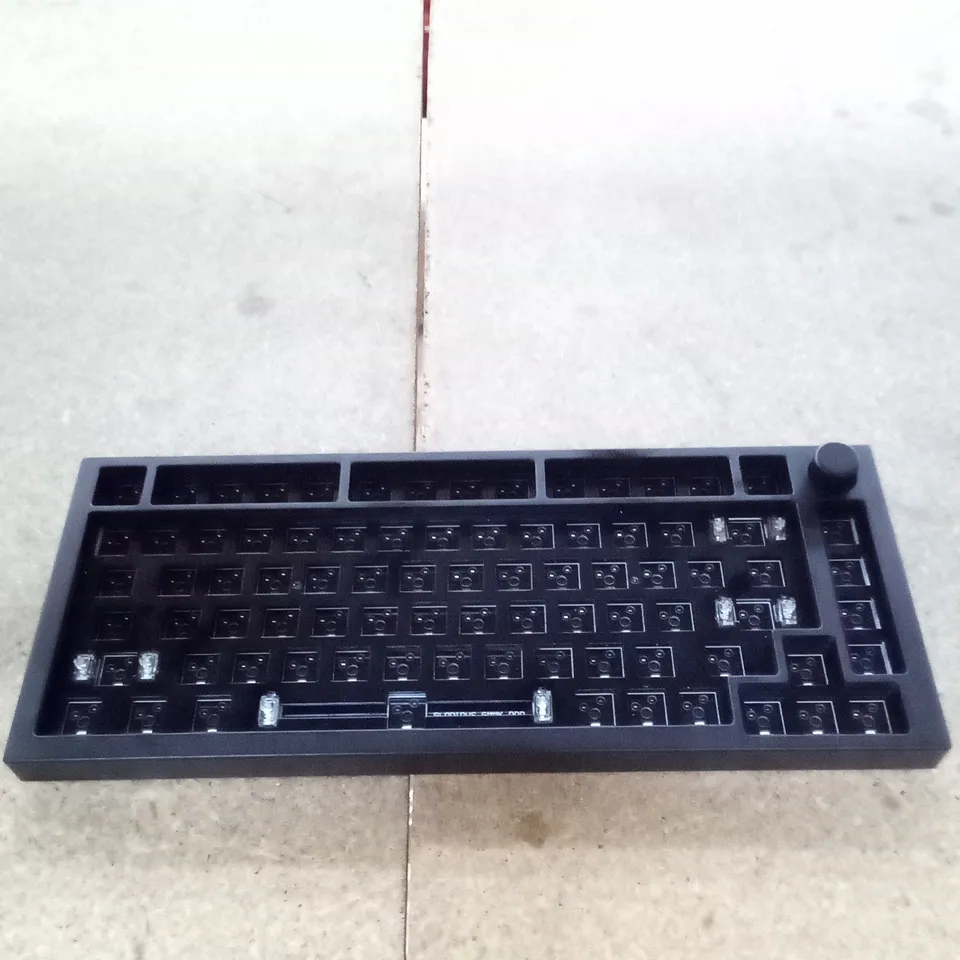 BOXED GMMK PRO MODULAR MECHANICAL KEYBOARD