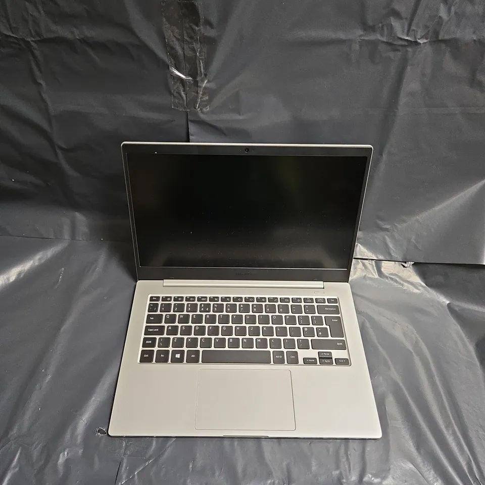 SAMSUNG NP345XlA LAPTOP
