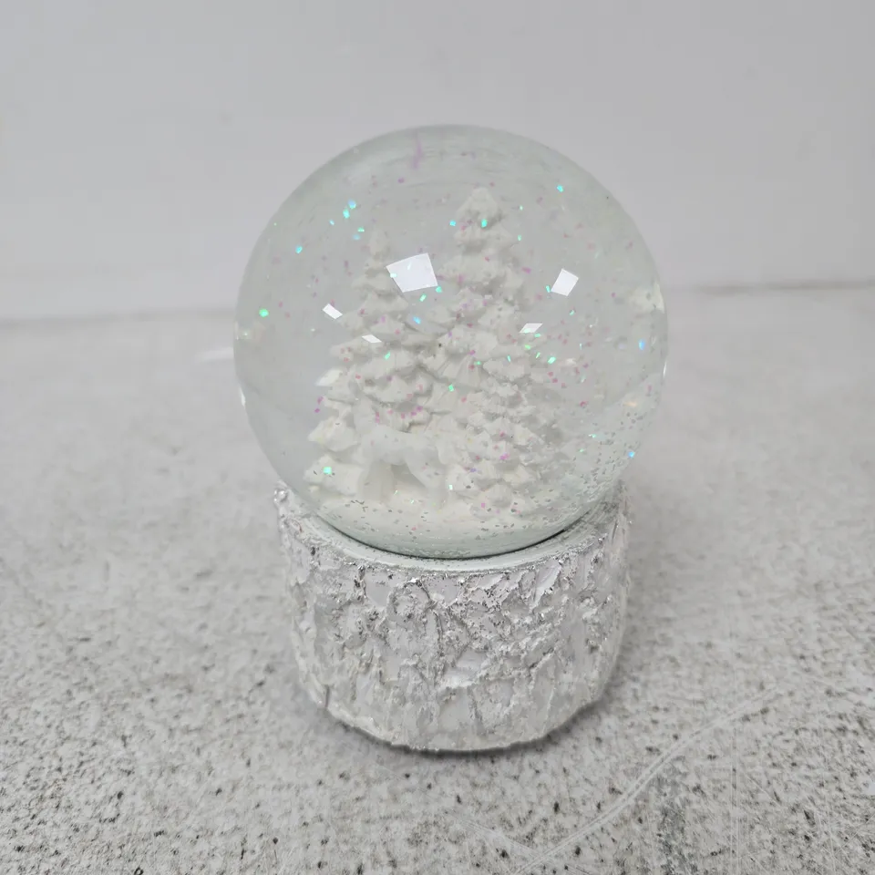 BOXED CELEBRIGHT WHITE CHRISTMAS TREE SCENE WIND UP & PLAY MUSICAL SNOWGLOBE