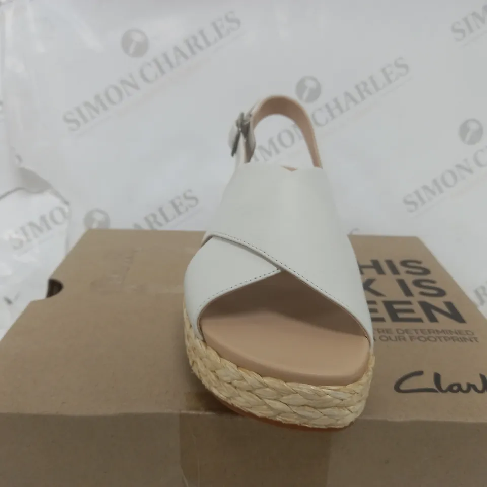 BOXED PAIR OF CLARKS KIMMEI X SANDALS IN WHITE LEATHER SIZE 6