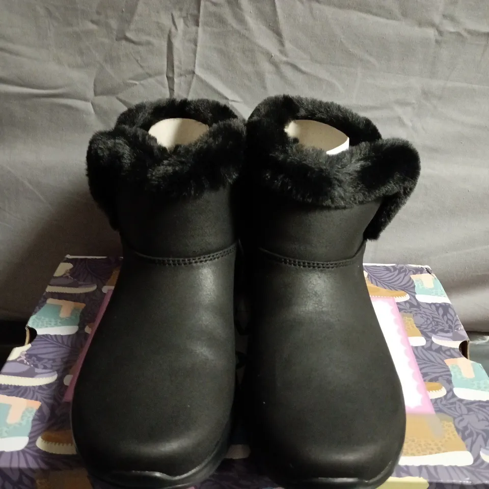 BOXED PAIR OF SKECHERS BLACK FUR-TRIM ANKLE BOOTS – UK SIZE 5