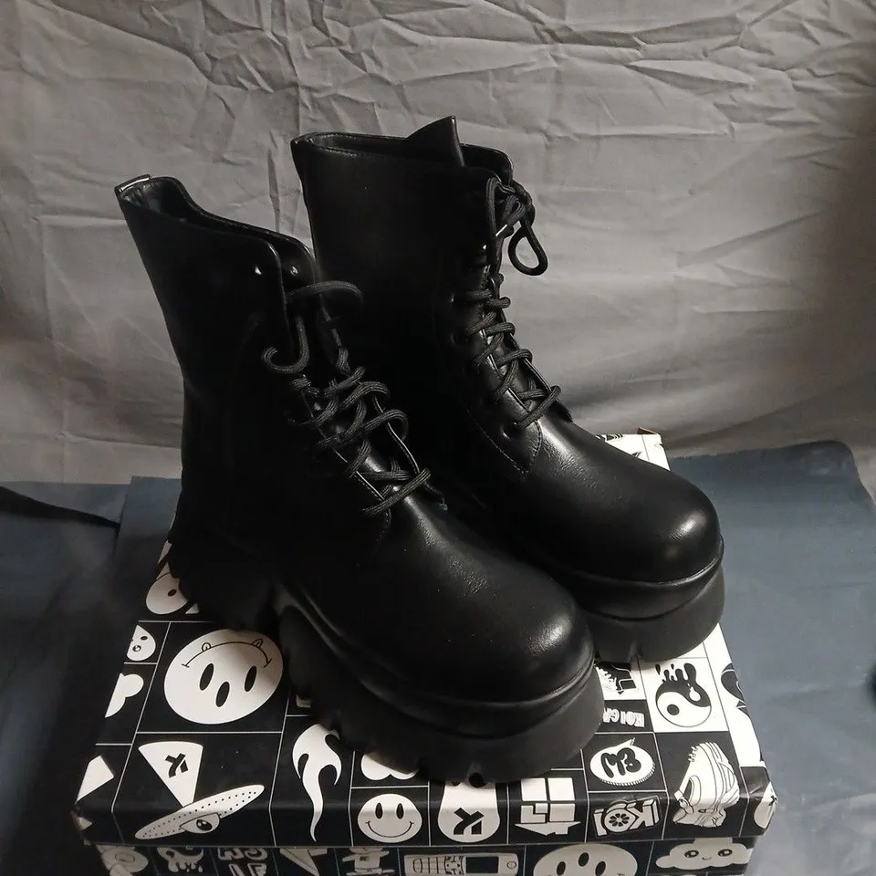 KOI RANCOR BLACK SIZE 8 LACE UP BOOTS