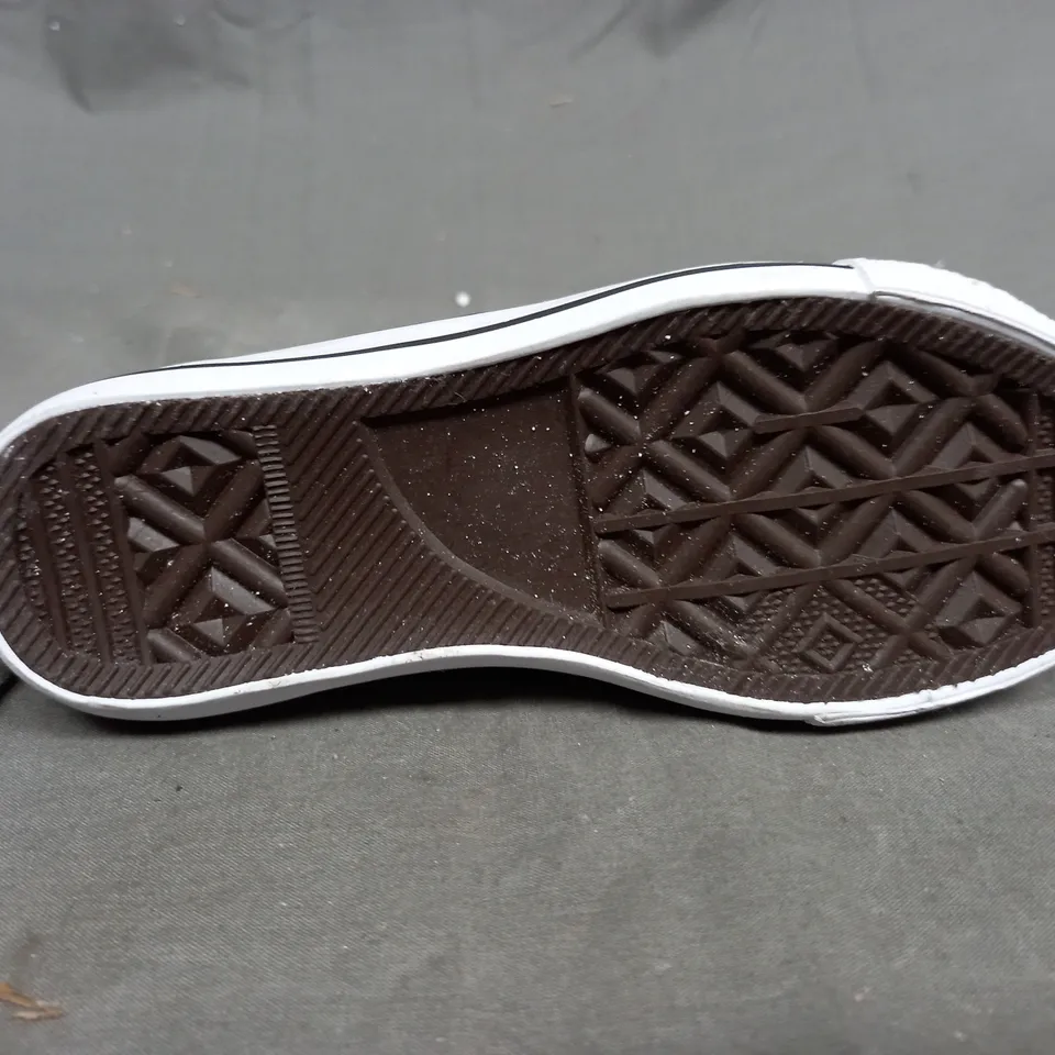 A BOX OF INDIVIDUALLY BOXED SHOES. APPROXIMATELY 15. NAVY BLUE AND WHITE, VARIOUS SIZES 