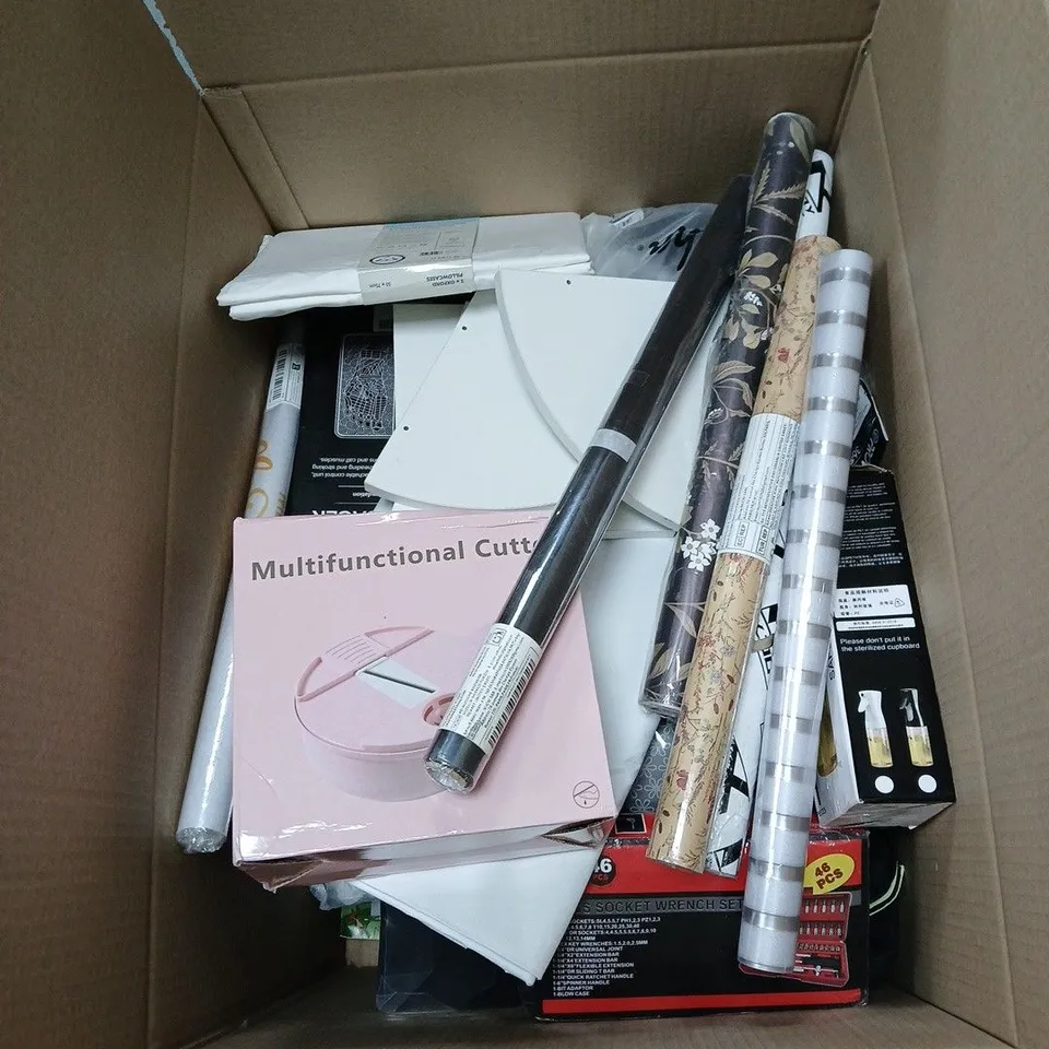 BOX OF APPROXIMATELY 15 ASSORTED HOUSEHOLD ITEMS TO INCLUDE MULTIFUNCTIONAL CUTTER, SPRAY BOTTLE, WALLPAPER, PILLOWCASES ETC