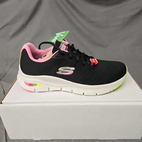 PAIR OF SKECHERS ARCH FIT TRAINERS IN BLACK - 6.5