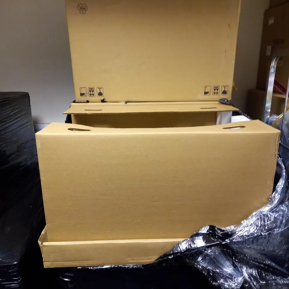 PALLET OF 4 ELIZABETH ARDEN INTERNATIONAL DISPLAY UNITS - COLLECTION ONLY