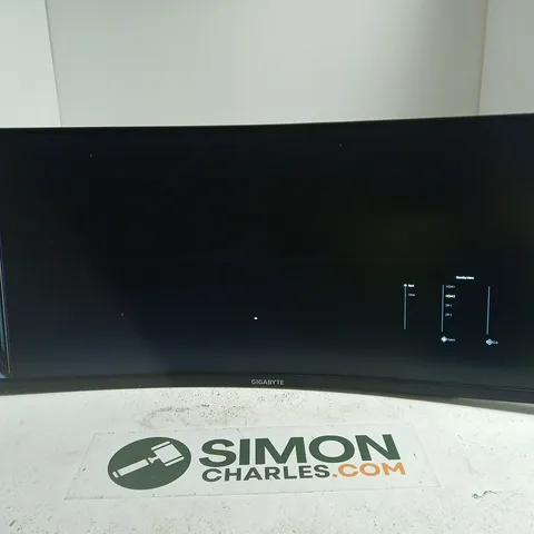 GIGABYTE CURVED COMPUTER MONITOR POWERS ON VISIBLE DAMAGE