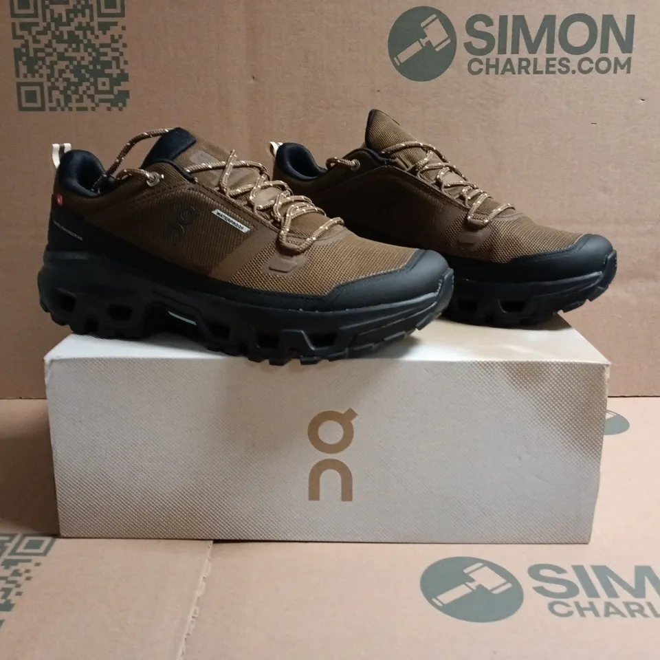 BOXED PAIR OF ON CLOUDROCK LOW WATERPROOF SHOES IN EARTH BROWN/BLACK SIZE 8.5