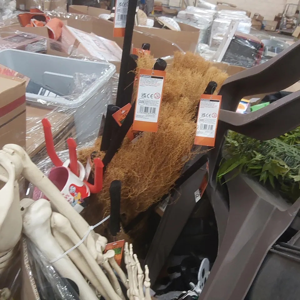 PALLET CONTAINING A VERY LARGE QUANTITY OF ASSORTED ITEMS INCLUDING: GARDEN CHAIRS, HALLOWEEN DECORATIONS, GARDENING PRODUCTS ECT