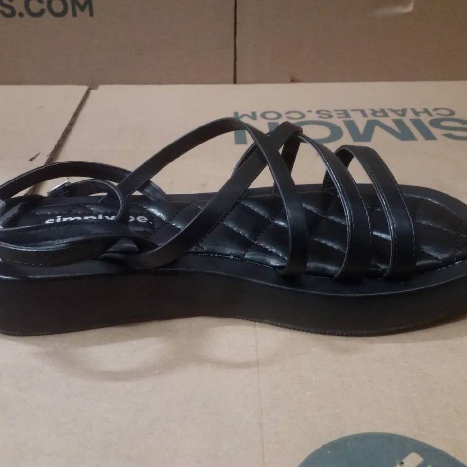 BOX CONTAINING APPROXIMATELY 6 PAIRS OF BRAND NEW SIMPLY BE BLACK PHOEBE EX WIDE SANDALS - SIZE 7