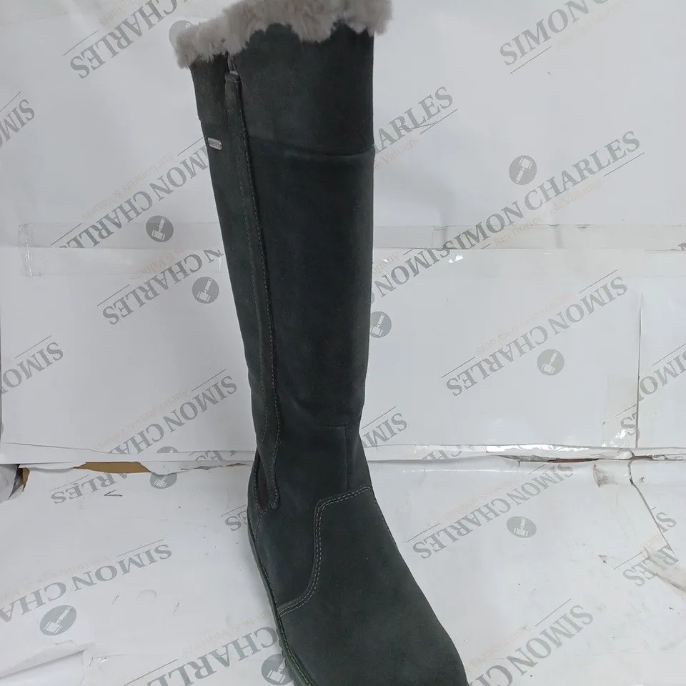 BOXED PAIR OF EMU AUSTRALIA MOONTA KNEE HIGH BOOTS IN DARK GREY - UK SIZE 5