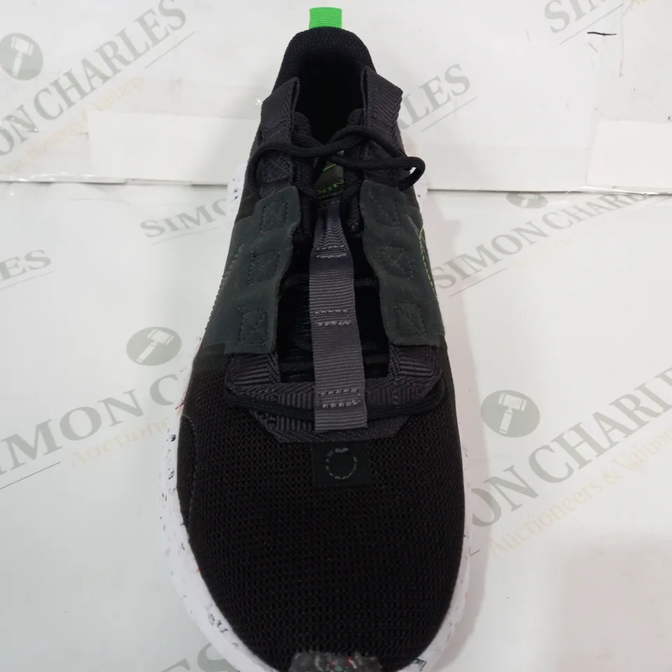 PAIR OF NIKE SHOES IN BLACK/GREEN UK SIZE 8.5