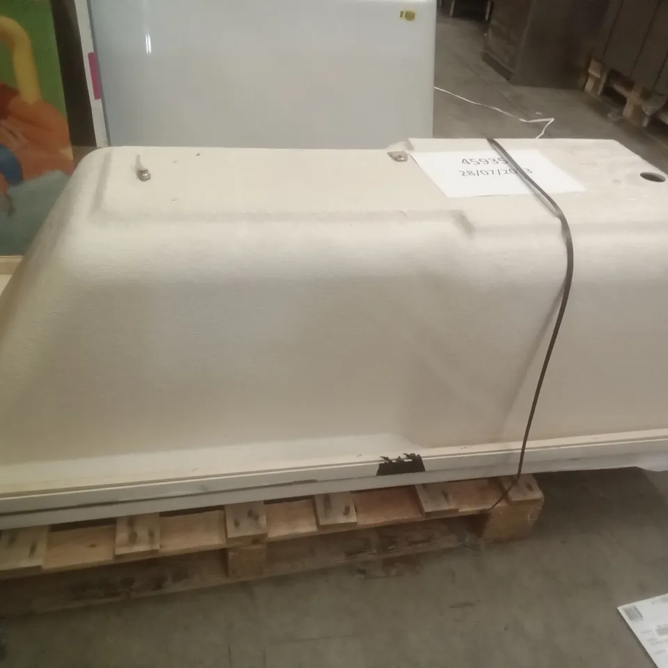 PALLET CONTAINING 2 BATHTUBS 