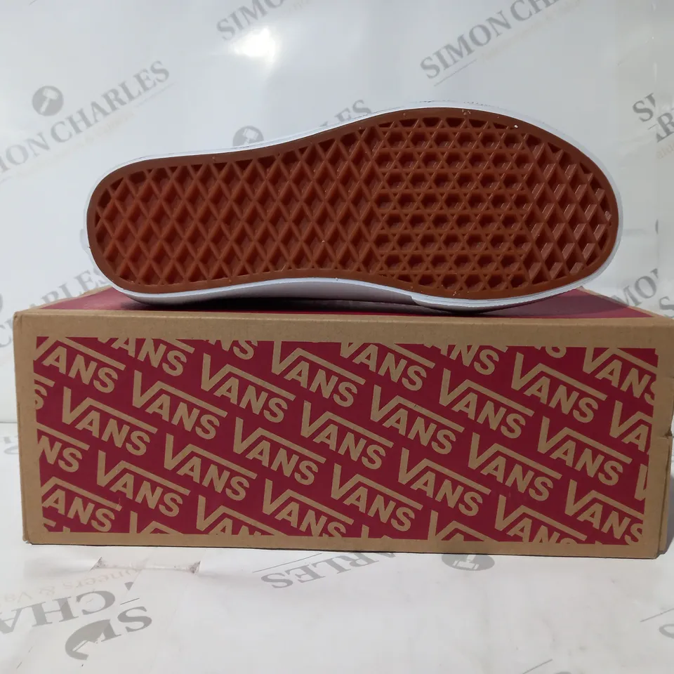BOXED PAIR OF VANS OLD SKOOL SUEDE TRAINERS IN BROWN UK SIZE 5