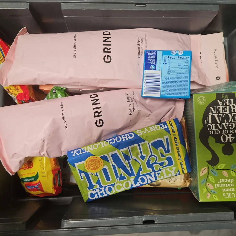 APPROXIMATELY 15 ASSORTED FOOD & DRINK ITEMS TO INCLUDE GRIND HOUSE BLEND PODS, AERO PEPPERMINT, MYPROTEIN CREATINE, ETC - COLLECTION ONLY