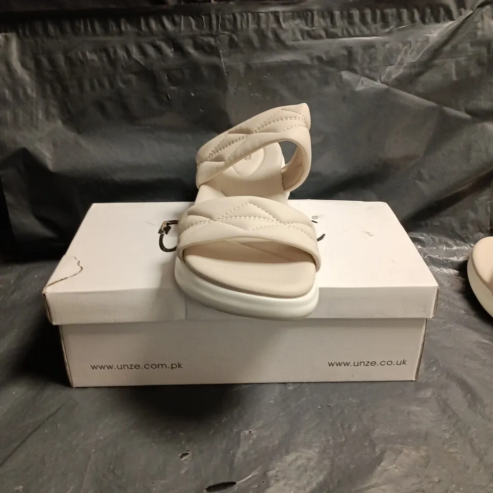 UNZE WOMEN’S SANDALS – WHITE QUILTED STRAPS, PLATFORM SOLE SIZE 8