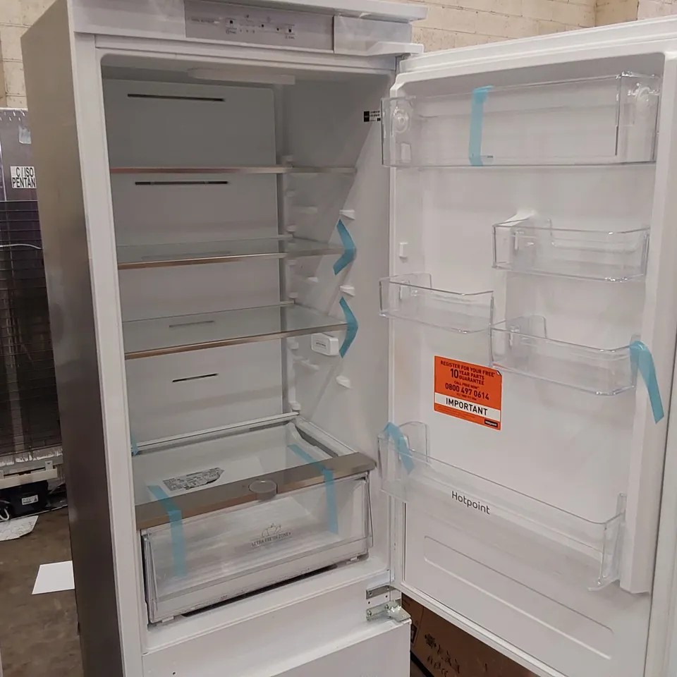 HOTPOINT TOTAL NO FROST HTC20 T321 INTEGRATED 70/30 FRIDGE FREEZER - SLIDING HINGE - WHITE