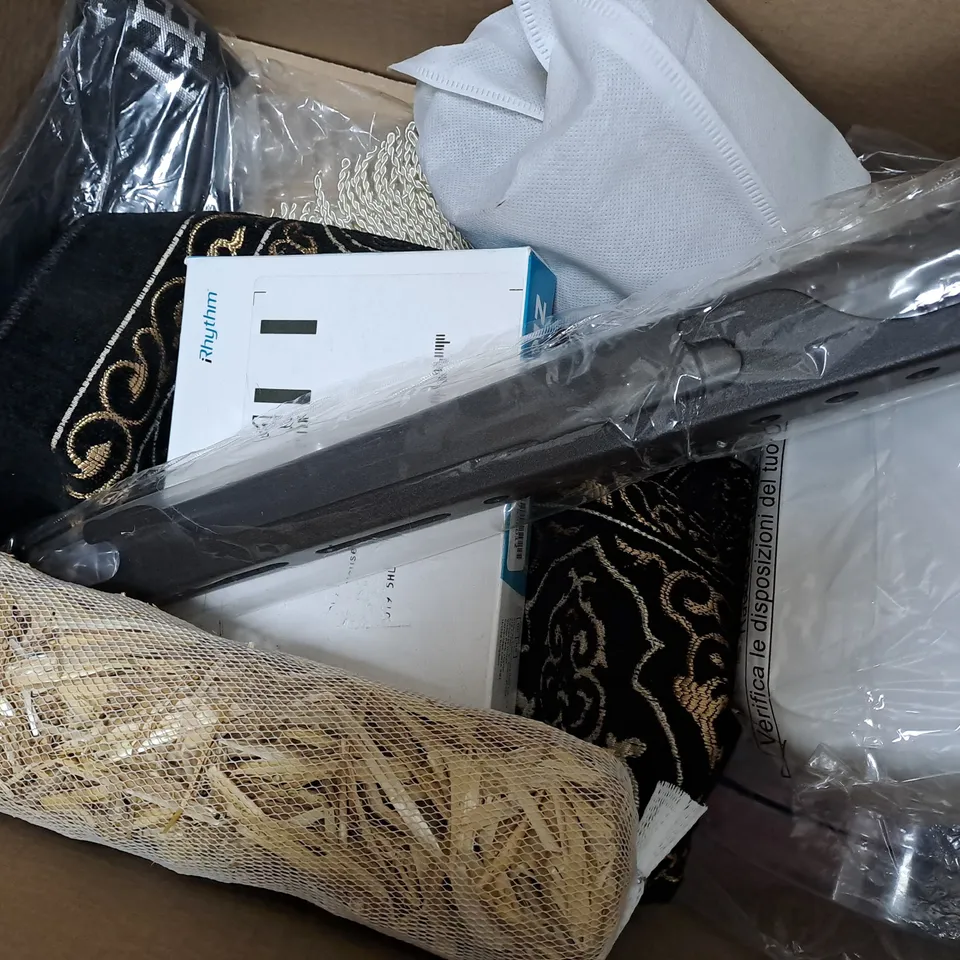 APPROXIMATELY 10 ASSORTED ITEMS TO INCLUDE CASTOR OIL PACK, DOG HARNESS, TRAVEL BAG, BACKPACK 