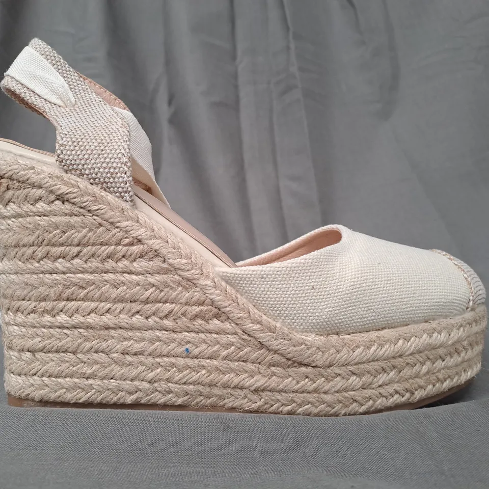 BOXED PAIR OF DESIGNER CLOSED TOE WEDGE SANDALS IN WHITE EU SIZE 35