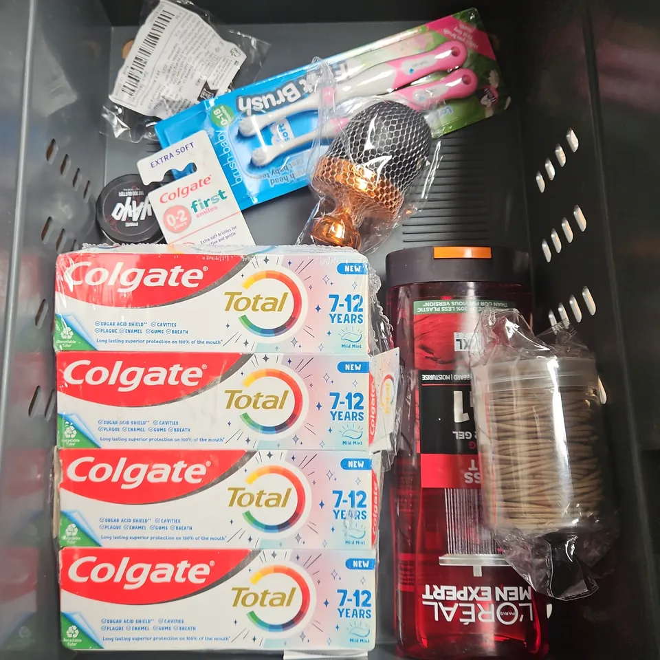 APPROXIMATELY 20 ASSORTED HEALTH & BEAUTY PRODUCTS TO INCLUDE - MOROCCANOIL TREATMENT - GLOW RECIPE WATERMELON GLOW NIACINAMIDE SUNSCREEN - ELF SKIN TRIPLE BOUNCE SERUM - ETC