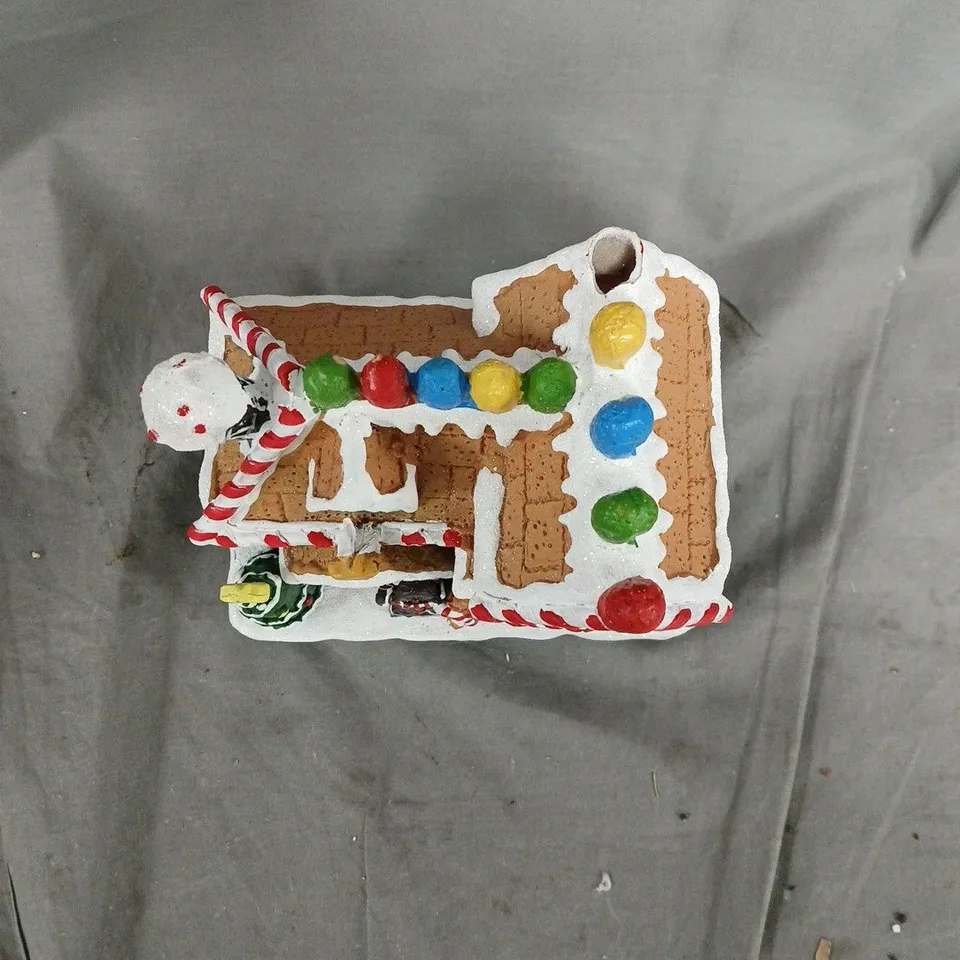 SANTA EXPRESS PRE-LIT CANDY GINGERBREAD HOUSE – CHRISTMAS DECOR