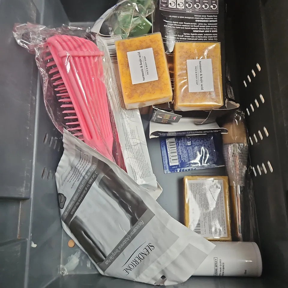 APPROXIMATELY 20 ASSORTED HEALTH & BEAUTY PRODUCTS TO INCLUDE - AVA ESTELL SUMMER BODY CREAM - HARRY'S SHOWER GEL - MY LITTLE COCO EVERYTHING WASH - ETC