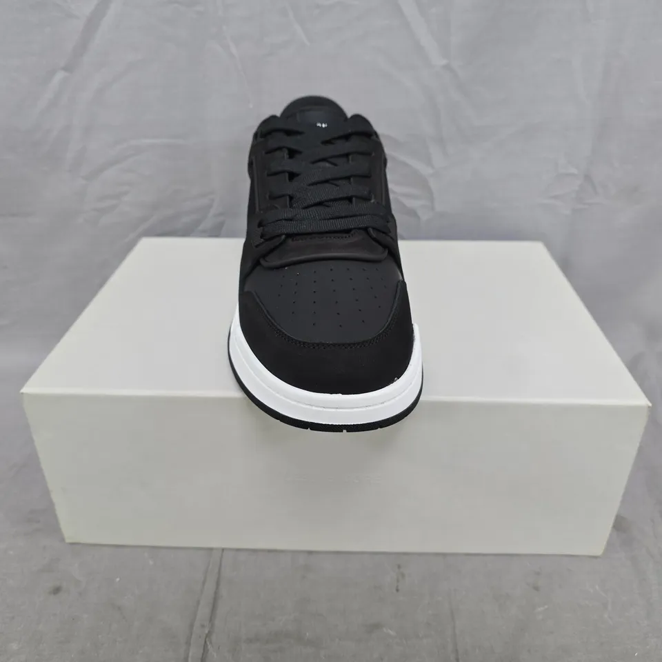 BOXED PAIR OF ARNE BASKET TRAINERS IN BLACK/WHITE SIZE UK 10