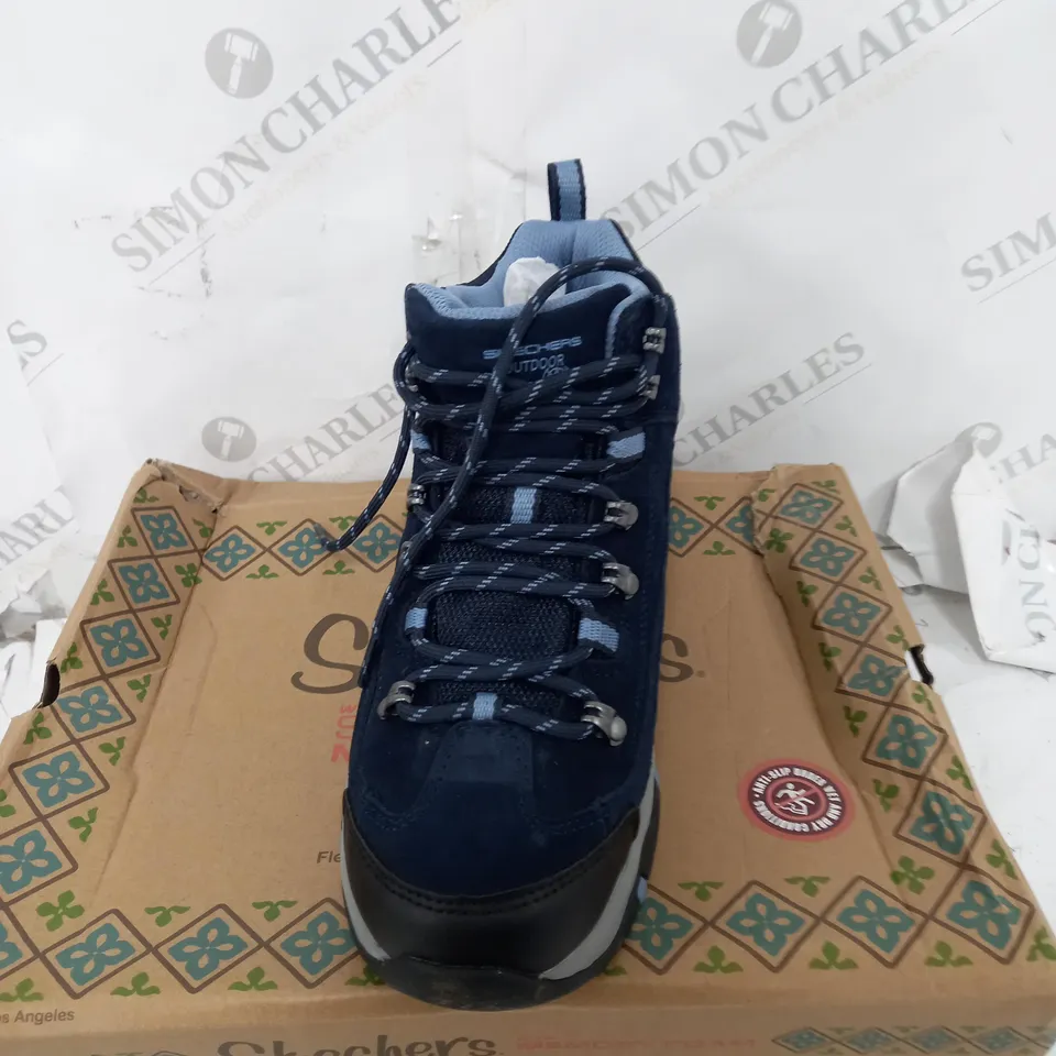 SKETCHERS MEMORY FOAM WATERPROOF BOOTS IN NAVY SIZE 4.5