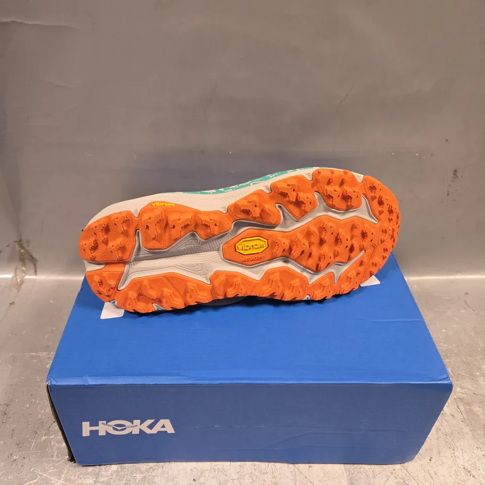 BOXED PAIR HOKA SPEEDGOAT 6 WIDE TRAINERS - 6.5