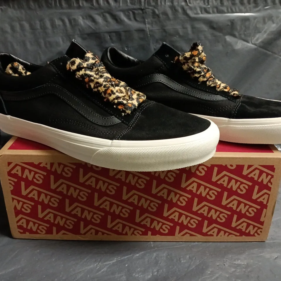 BOXED PAIR OF VANS SHOES IN BLACK SIZE UK 8