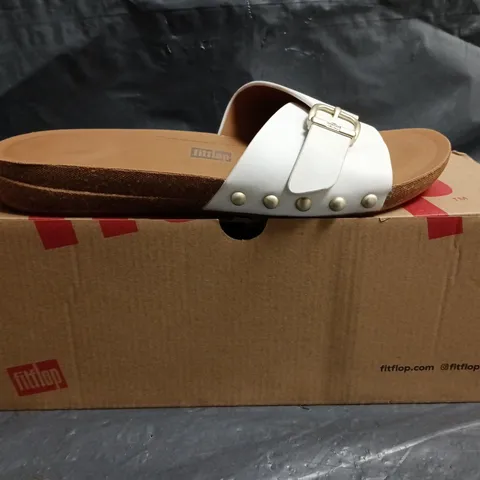 BOXED PAIR OF FITFLOP IQUSHION ADJUSTABLE BUCKLE LEATHER SLIDES IN WHITE SIZE UK 6