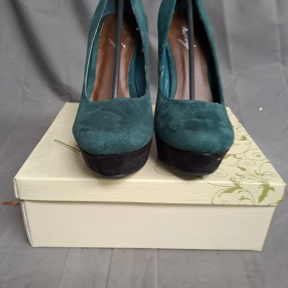 BOXED LOT OF APPROX. 14 PAIRS OF LADIES SHOES. VARIOUS SIZES, STYLES AND COLOURS