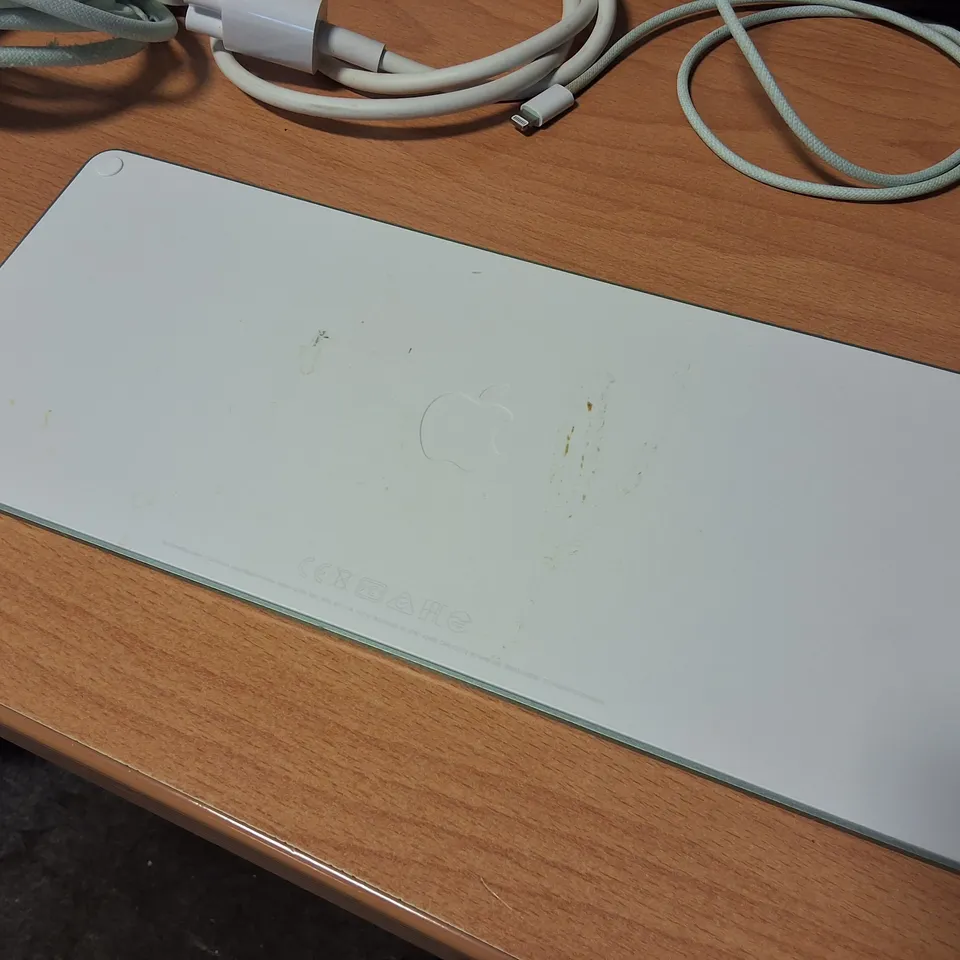 LOT OF APPLE IMAC PERIPHERALS INCLUDES 143W IMAC POWERS ADAPTER, KEYBOARD AND LIGHTENING CABLE