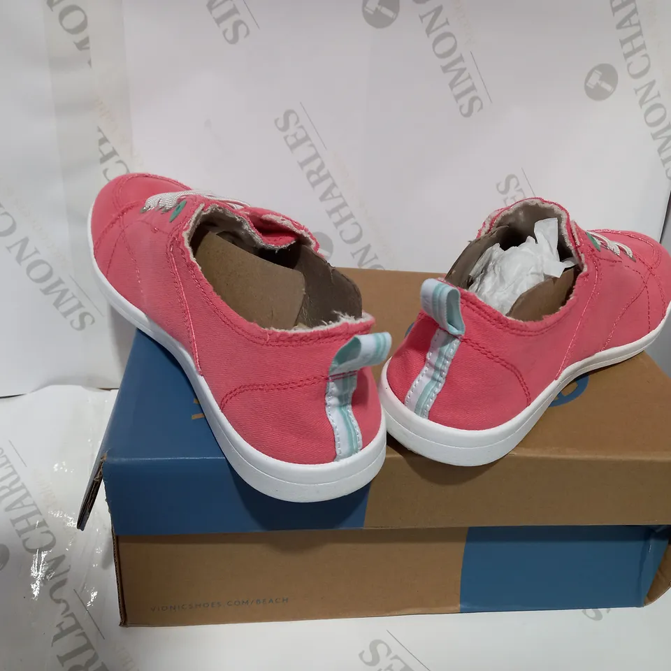 BOXED PAIR OF VIONIC BEACH SEA CORAL PUMP - SIZE 7