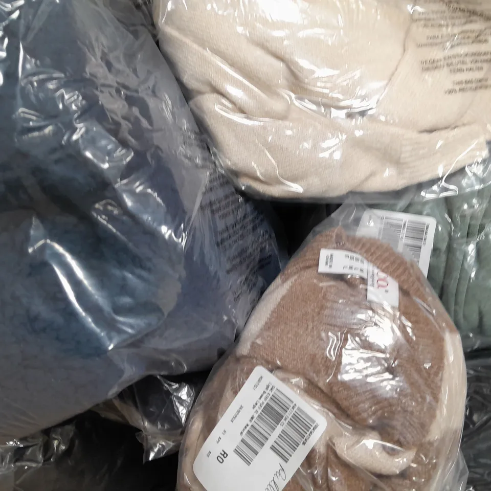 BOX OF APPROXIMATELY 10 ASSORTED CLOTHING AND FASHION ITEMS IN VARIOUS STYLES, SIZES, AND COLOURS - COLLECTION ONLY