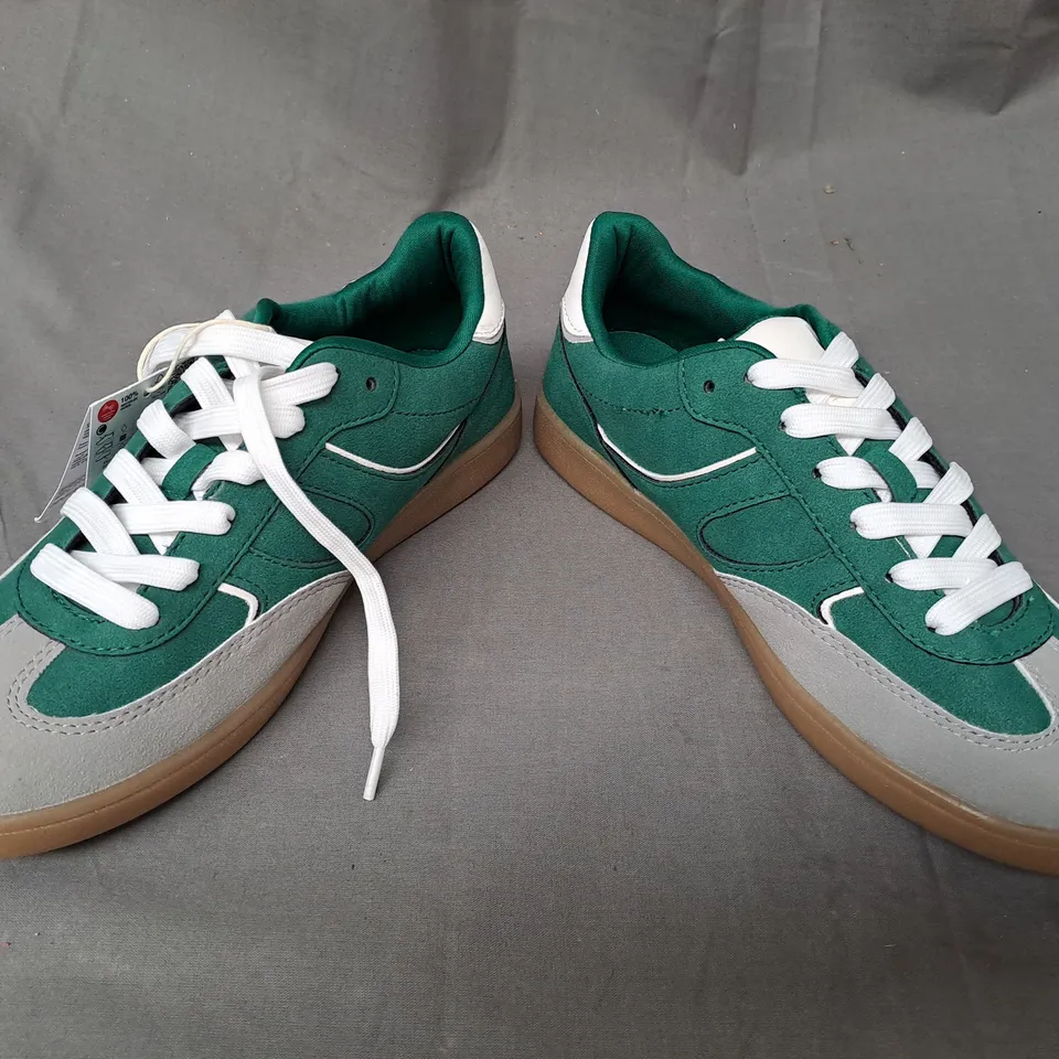 PAIR OF STRADIVARIUS SHOES IN GREEN/WHITE UK SIZE 4