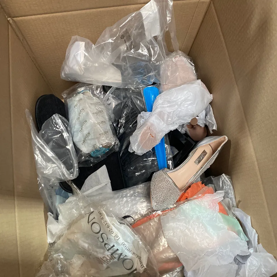 BOX OF 30 ASSORTED FOOTWEAR ITEMS TO INCLUDE:INSOLES, SAFETY TRAINERS, DP. THOMPSON ETC