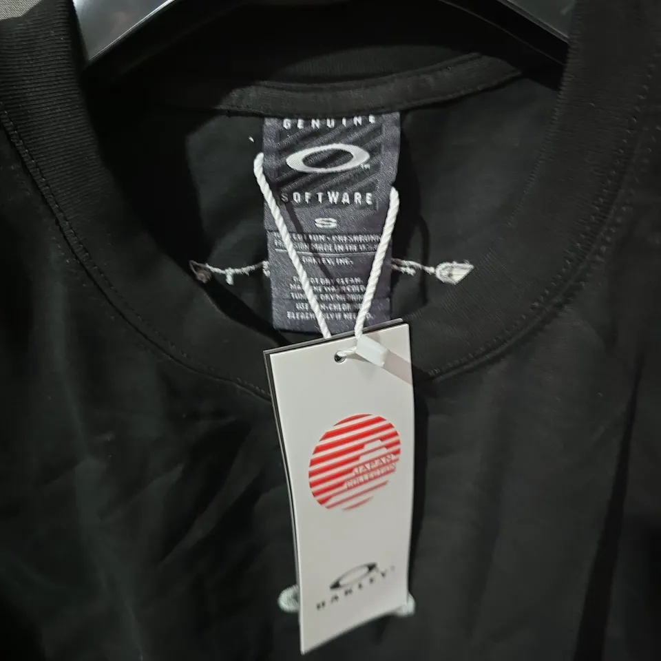 OAKLEY BLACK T-SHIRT, SIZE S, WITH O LOGO