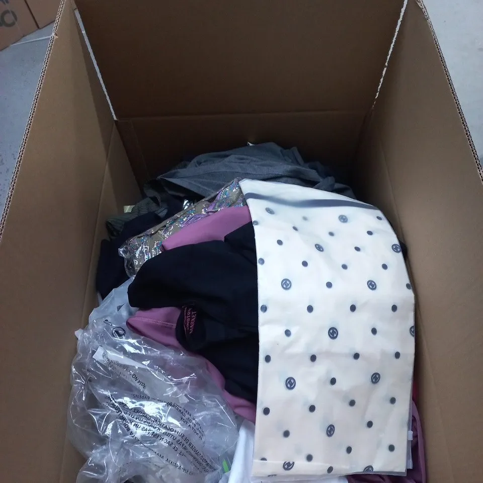 BOX OF APPROXIMATELY 25 ASSORTED CLOTHING ITEMS OF VARIOUS SIZES AND STYLES
