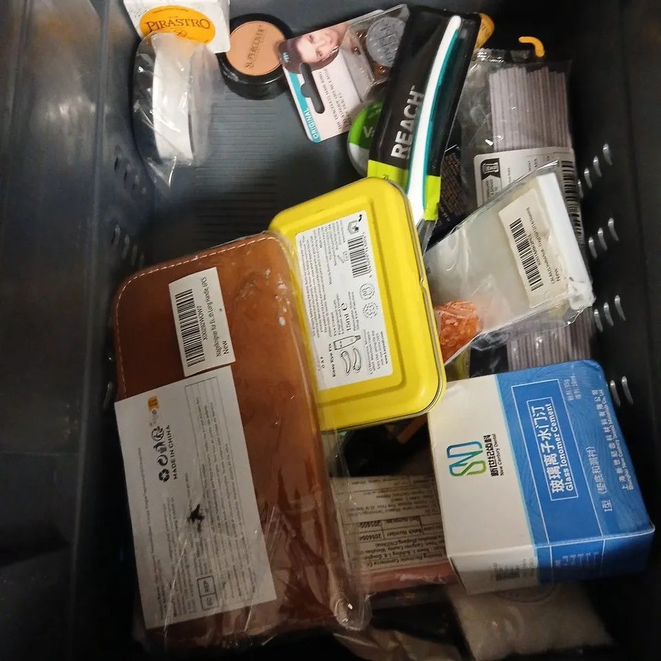 APPROXIMATEY 20 ASSORTED HEALTH AND BEAUTY PRODUCTS TO INCLUDE - NO7 EYE MAKE-UP REMOVER - PLOUISE LIQUID BLUSH AND WILD MINT SMOOTH BOOST CREAM