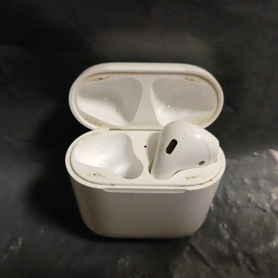  APPLE AIRPODS 1ST GENERATION IN WHITE A1602