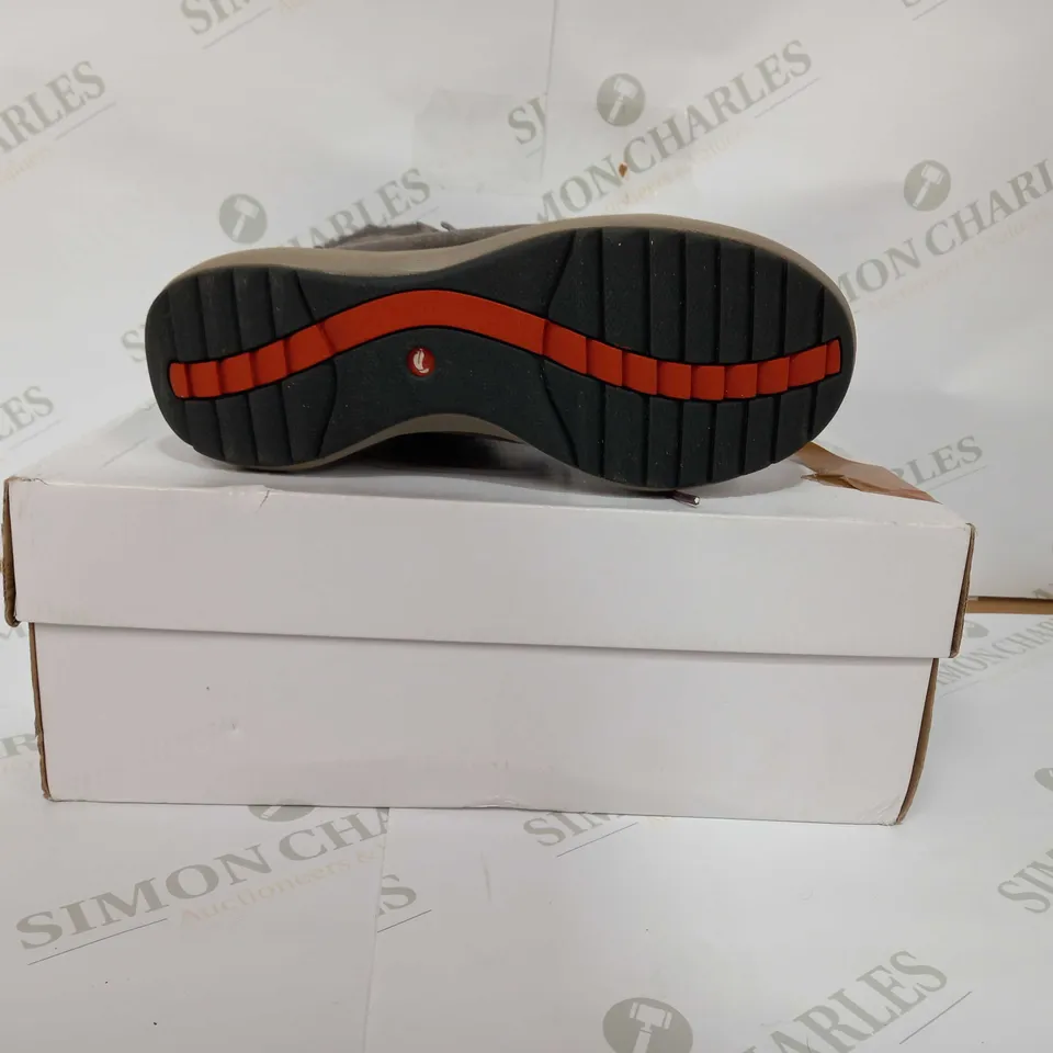 UNSTRUCTURED BY CLARKS UN ORBIT LACE - EU 37