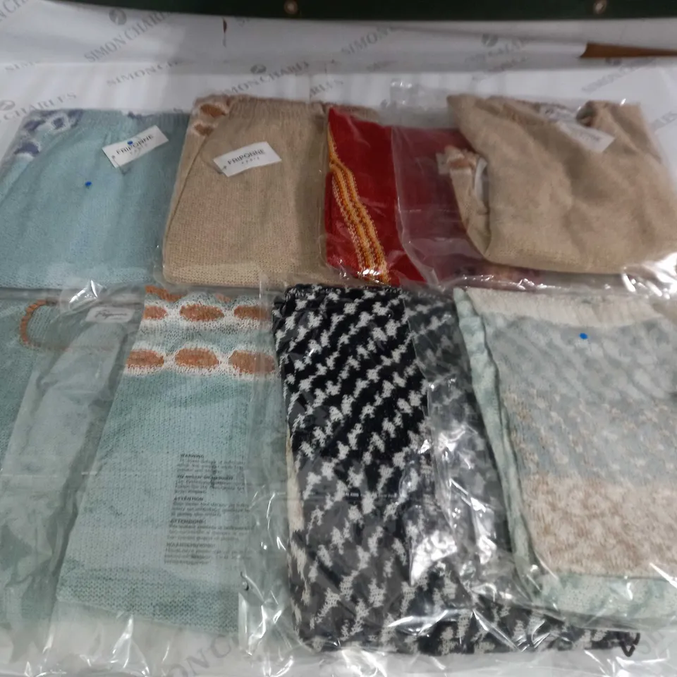 LOT OF 8 ASSORTED KNITWEAR CLOTHING ITEMS - VARIOUS SIZES