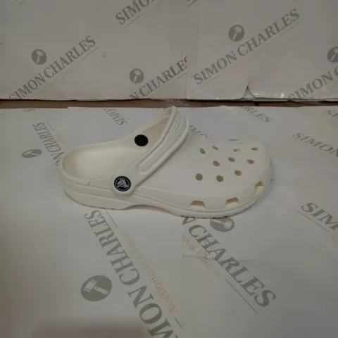 PAIR OF CROCS CLASSIC CLOG K - WHITE, SIZE 3 JUNIORS