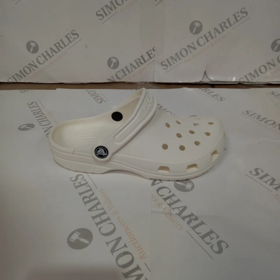 PAIR OF CROCS CLASSIC CLOG K - WHITE, SIZE 3 JUNIORS  