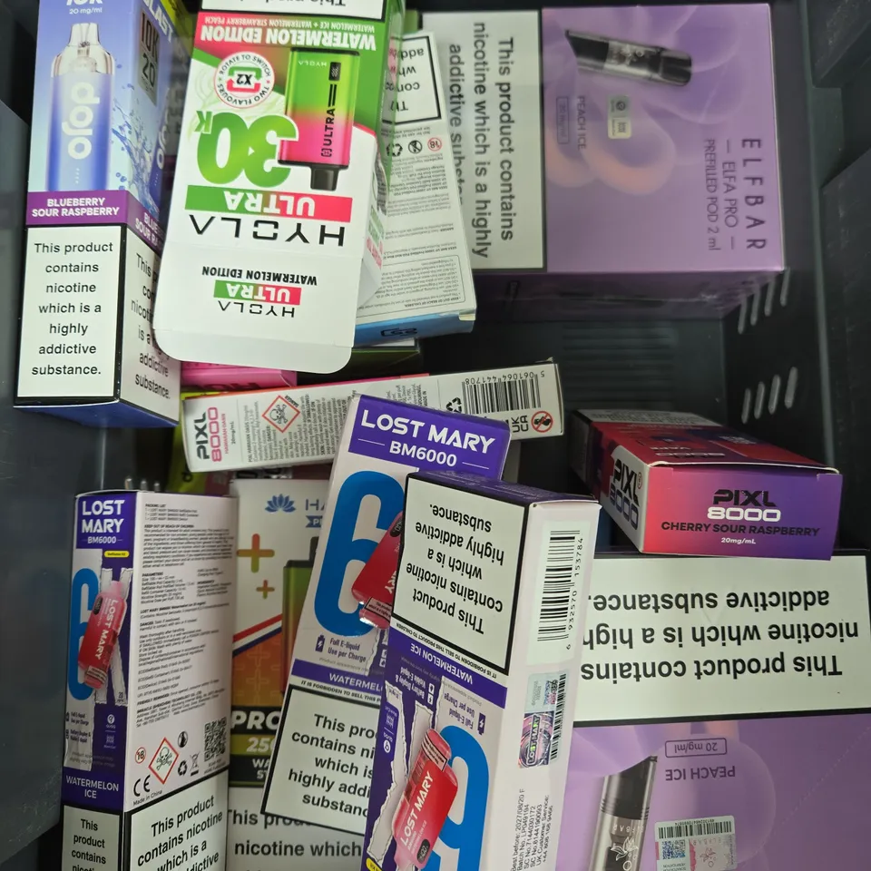 APPROXIMATELY 20 ASSORTED E-CIGARETTE & VAPING ITEMS IN VARIOUS BRANDS TO INCLUDE HULA, GEEK BAR, ELFBAR ETC 