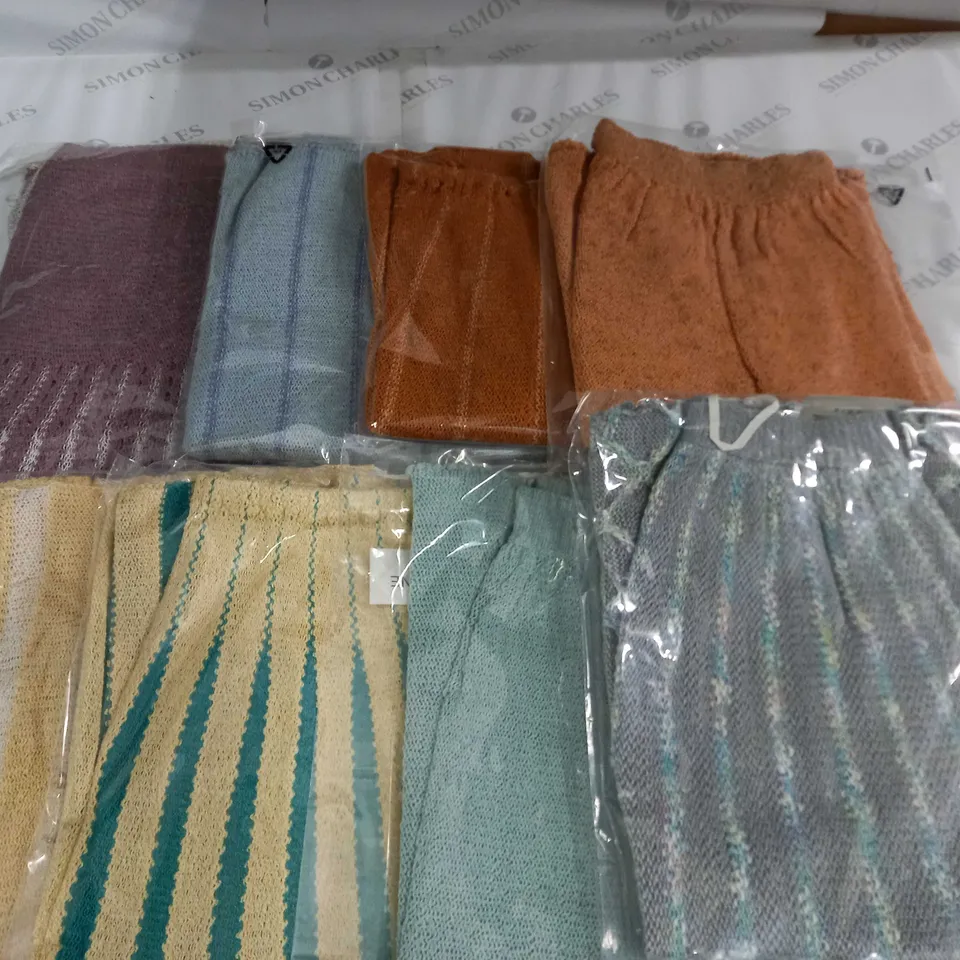 LOT OF 8 ASSORTED KNITWEAR CLOTHING ITEMS - VARIOUS SIZES