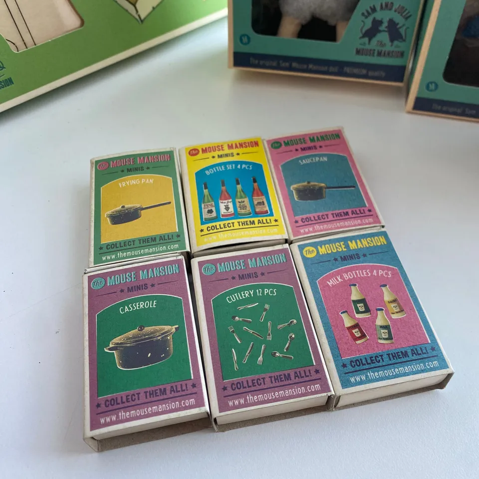 13 ASSORTED BRAND NEW MOUSE MANSION ITEMS TO INCLUDE: 4 FURNITURE KITS, 2 X SAM DOLLS, 1 X JULIA, 6 MINIS 