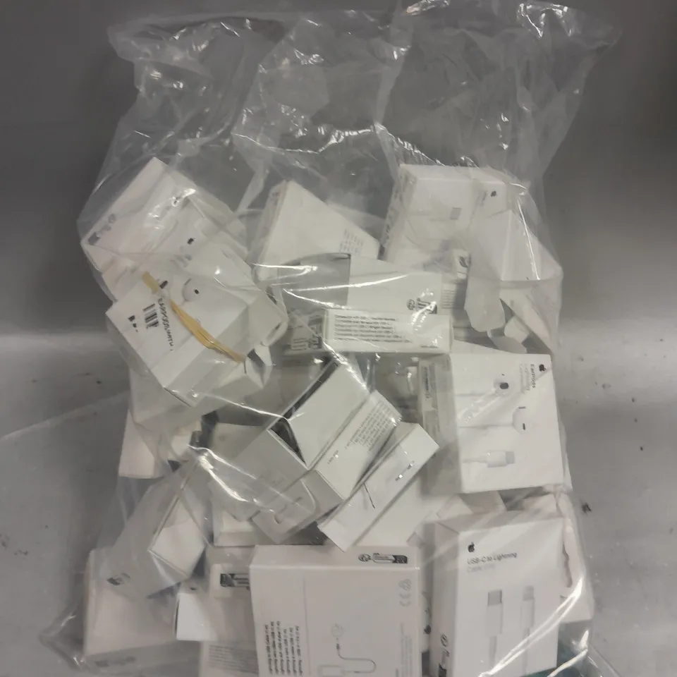 APPROXIMATELY 30 APPLE CABLE ACCESSORIES TO INCLUDE CHARGING CABLES & EARPHONES 